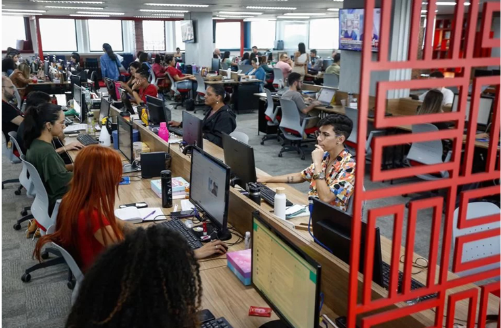 Redes Cordiais leva influenciadores para conhecer a atuação dos jornalistas na redação